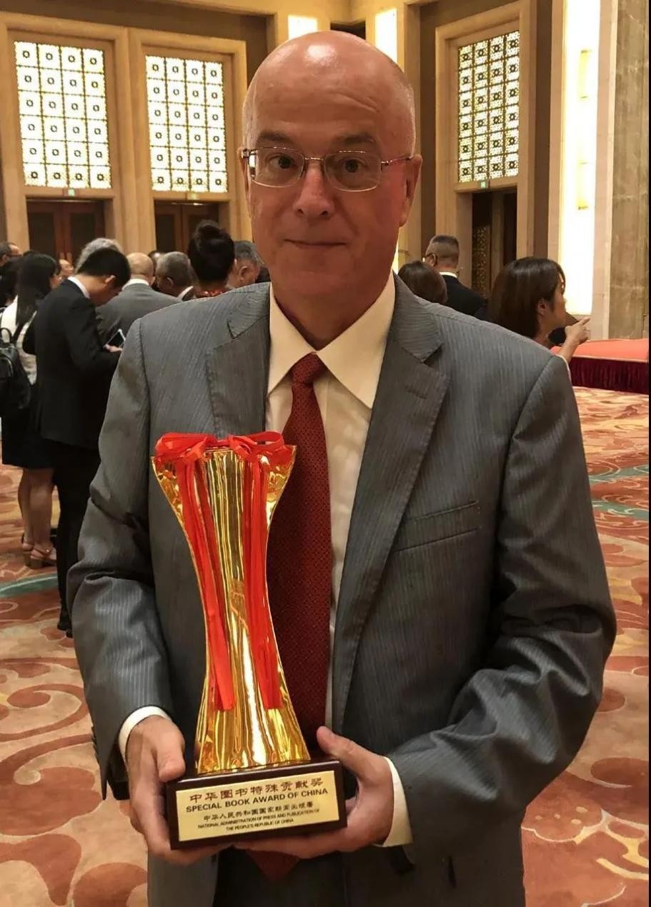 央媒关注！欧洲一家三口结缘中国，父亲曾任驻华大使、儿子获中宣部部长颁奖！