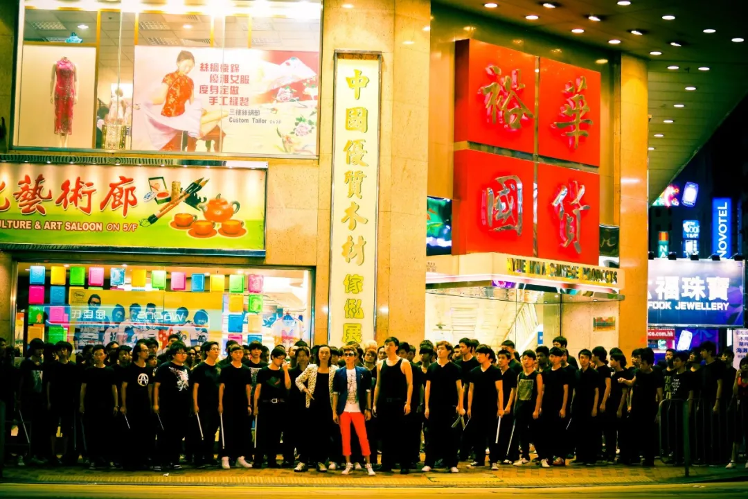 黑帮厮杀追入警署,还以为是拍电影
