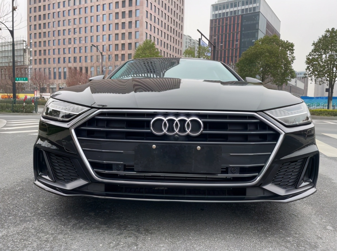 裸车50万买奥迪A7，路边车主掀开前盖，2.0T引擎简洁规整