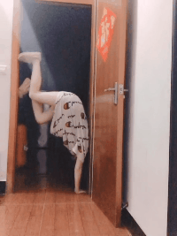 邪恶美女动态图片：妹子看到了什么，如此的渴望！