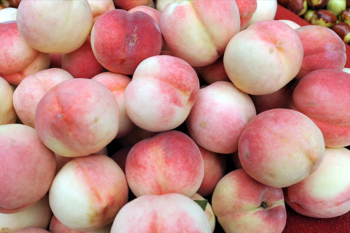 夏天桃子正当季,洗桃子别只用清水,多加1样,桃毛脏东西全洗净