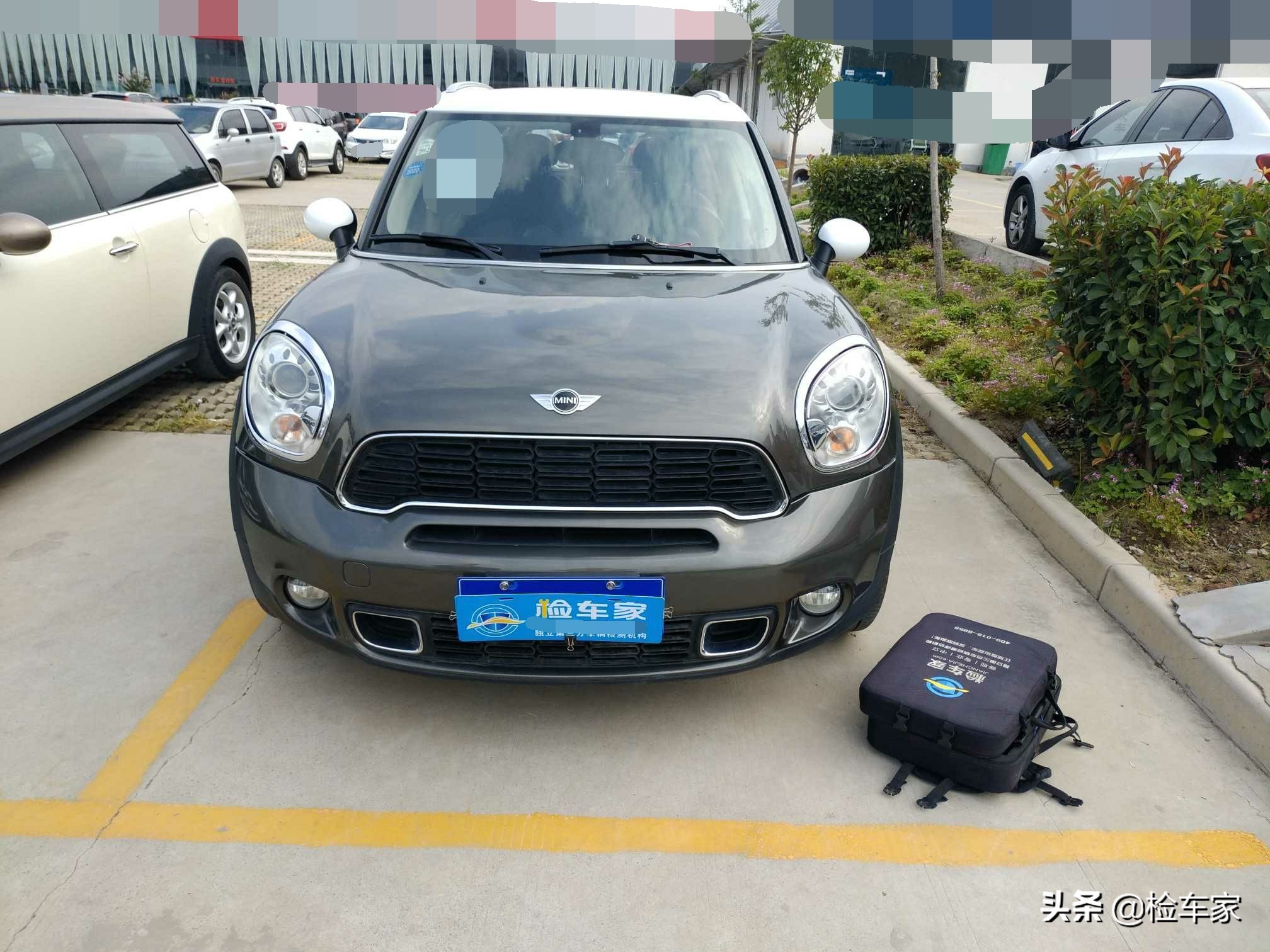 报价12万的宝马MINI，举起底盘吓一跳，一部件托底变形