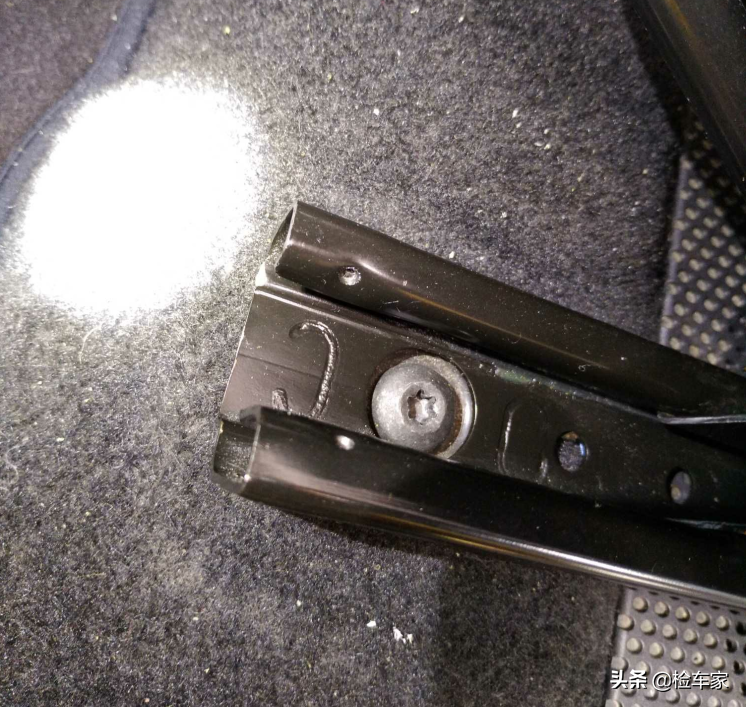 报价12万的宝马MINI，举起底盘吓一跳，一部件托底变形