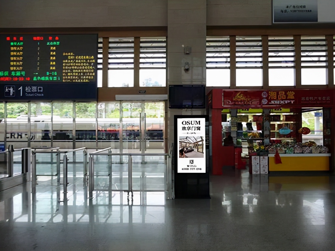欧享门窗品牌广告在各大高铁站蓄势待发