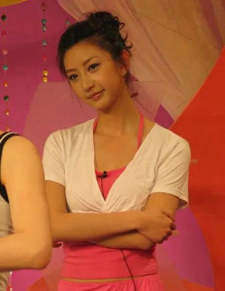 “性感女神”唐一菲和凌潇肃、姚晨的10年纠缠：真狗血