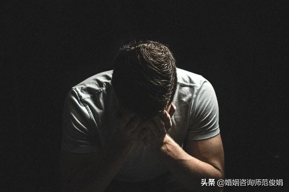 出轨男人的心理分析：他为什么在小三和原配之间挣扎，无法决断？