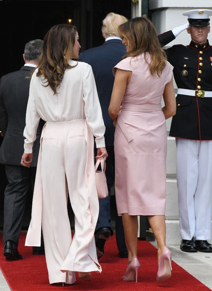 美国第一女人，同一个盒子，兰尼亚红色连衣裙是伟大的，自由，解释年度的美丽