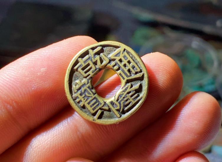 铜钱收藏,乾隆通宝母钱怎么看,市场价值是不是真的能过百万?