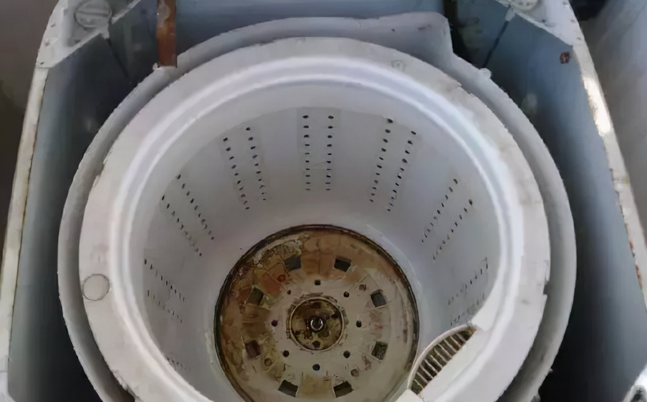 滚筒洗衣机怎么清理里面的脏东西（如何正确地选购和清洗洗衣机）