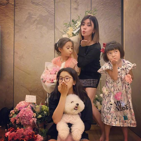 贾静雯晒万圣节照，咘咘波妞鬼马精灵，梧桐妹与妈妈贴头自拍好暖