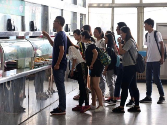 普通家庭供一个大学生上大学，总共要花多少钱？哪方面花费最多？