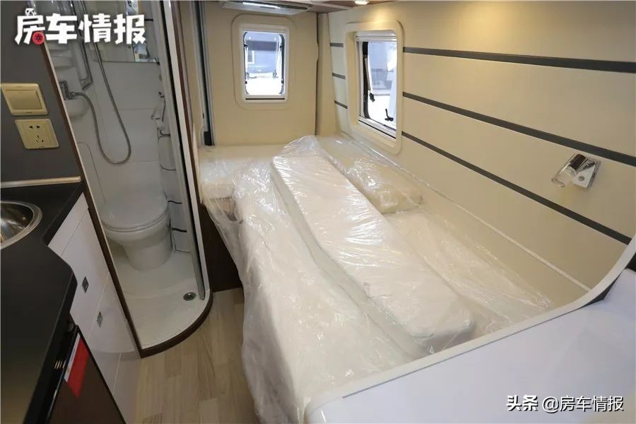宇通依维柯B型房车2+3式布局，超大天窗，内饰豪华，适合3口之家