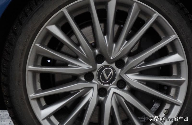 2021年雷克萨斯IS 300 AWD：运动型三厢车