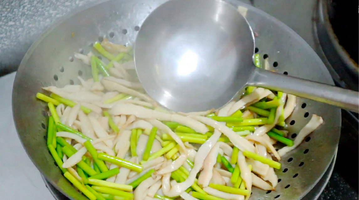 为什么饭店炒的杏鲍菇那么好吃？原来做法有诀窍，看完终于学会了