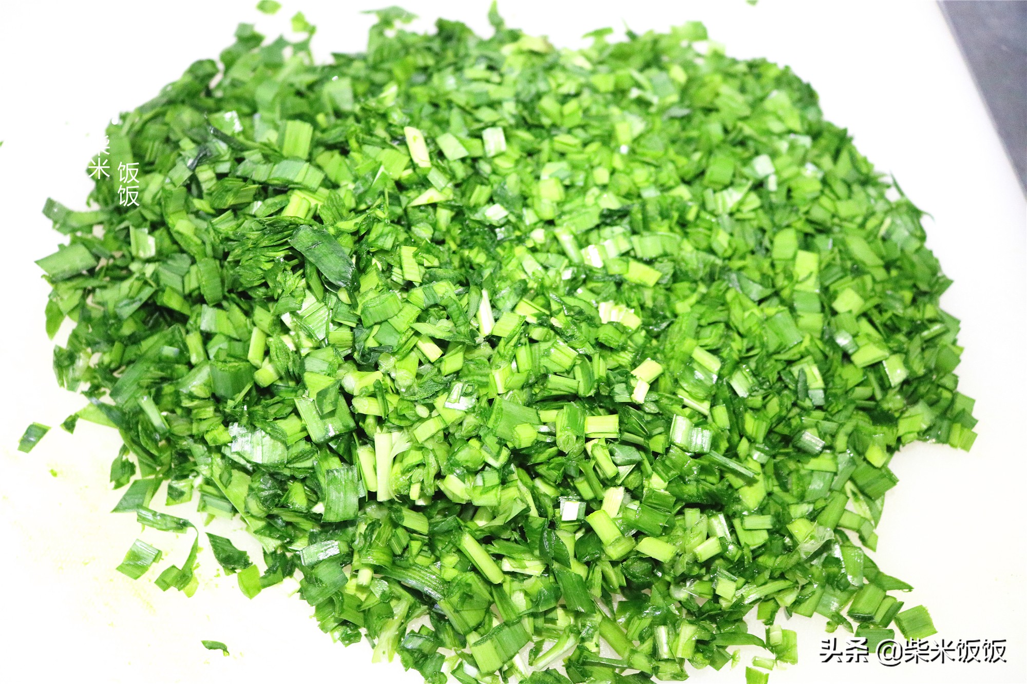 韭菜饺子，别总搭配鸡蛋了，教你这样调馅，个个爆汁更好吃