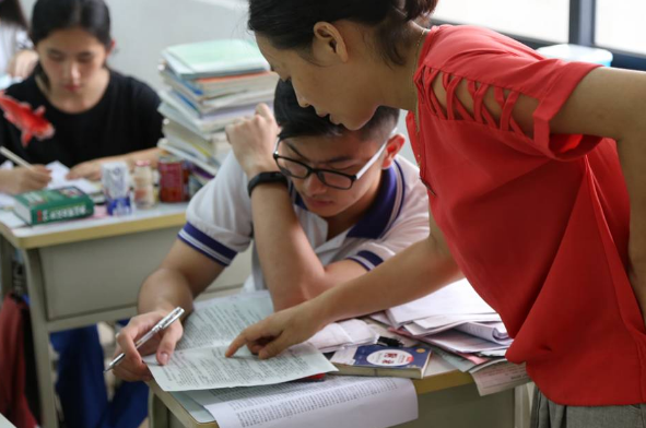 奶奶的“神预测”，梦见孙子的高考成绩是666分，最终考了多少分