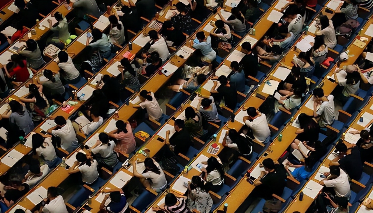 国内考试难度排行榜出炉，高考仅排第三位，榜首“当之无愧”