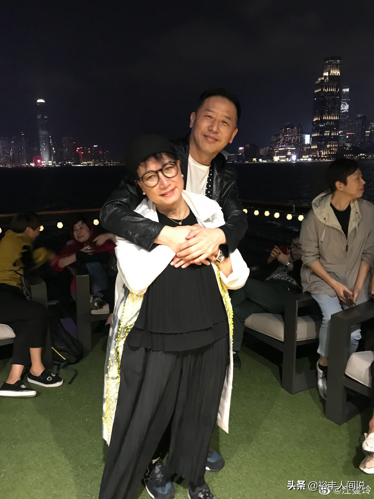 邓光荣遗孀71岁生日 唐鹤德惊喜现身 甜蜜揽其拍照露出久违笑容 天天看点