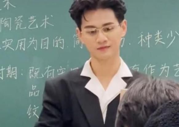 湖南一高校男老师走红，笑起来神似“任嘉伦”，课堂上人满为患