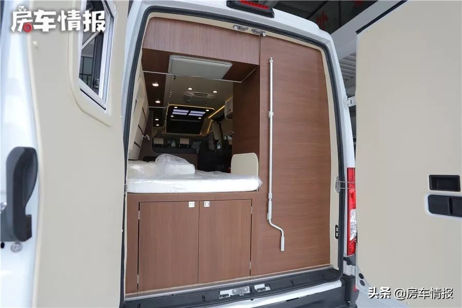 宇通依维柯B型房车2+3式布局，超大天窗，内饰豪华，适合3口之家