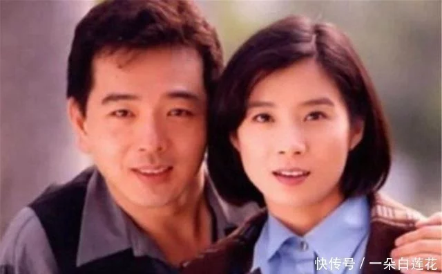 张晨光出道37年，至今0绯闻，看了他妻子的照片后，真相大白