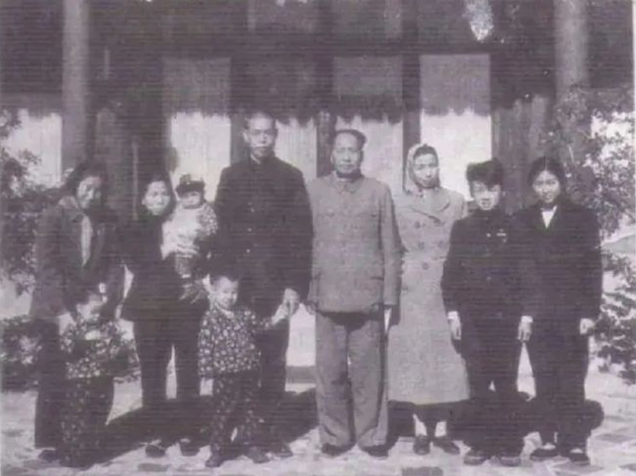 穷会计突然变富裕，被怀疑是贪污犯，他无奈承认：我是毛主席堂弟