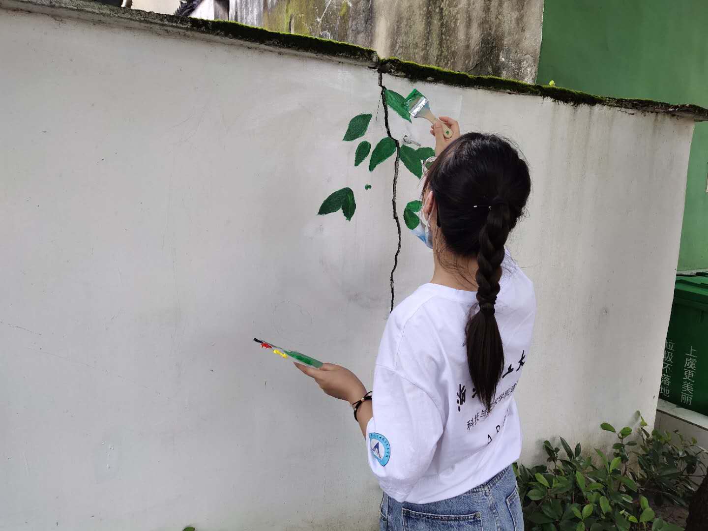 浙江理工大学科技与艺术学院学子助力上虞百官美丽庭院改造