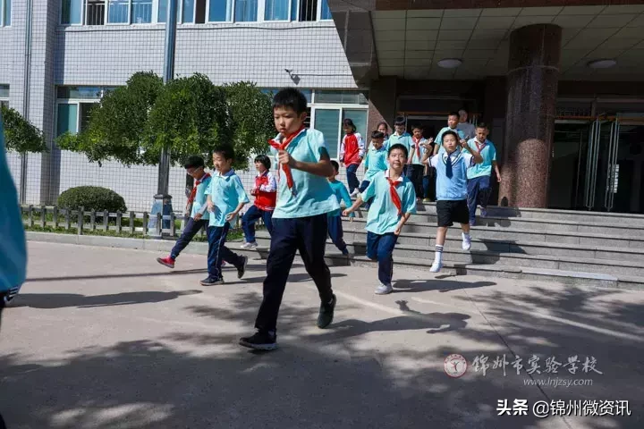 锦州市实验学校德胜、学苑两校区6000余师生参加安全疏散演练