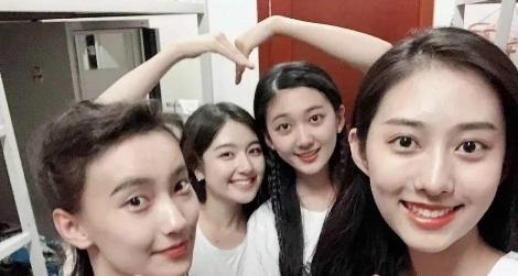 含羞草的外貌特征从小学到大学的详细描写

含羞草外观描写：细小羽状叶片，轻触即闭合，茎干纤细，花朵粉红绒球状，全株被柔毛。