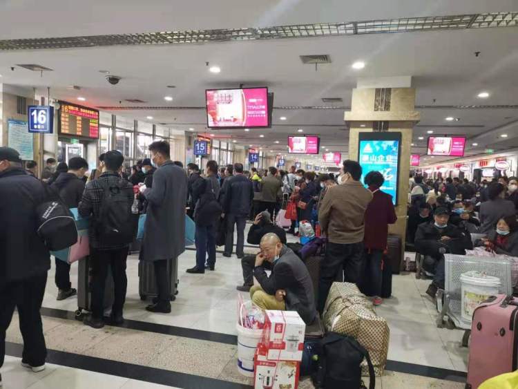 清明小长假运输的首日，铁路公路出行情况如何？