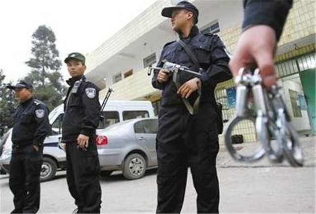 许昌黑老大梁胜利，作恶多端引起众怒，落网后近10万群众欢呼