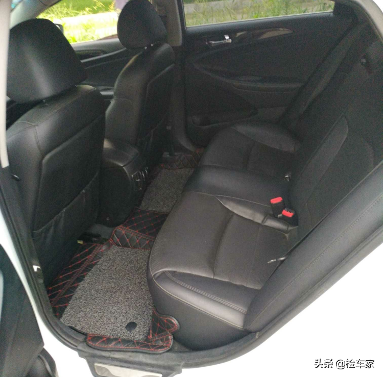 索纳塔八车主笑不出来，才开三万公里就亏掉10万，网友：颜值崩塌
