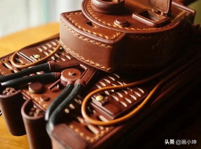 完全由真皮制作的坦克模型，一样的阳刚威武