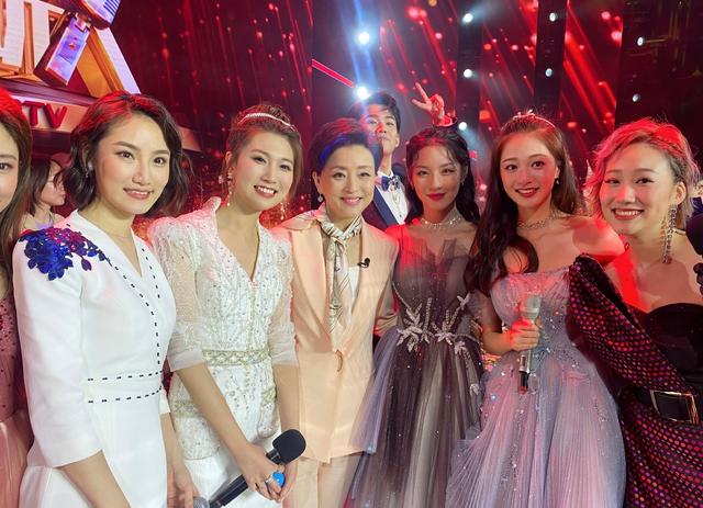 这位美女学霸“火了”，是4名领诵员之一，中国传媒大学校花