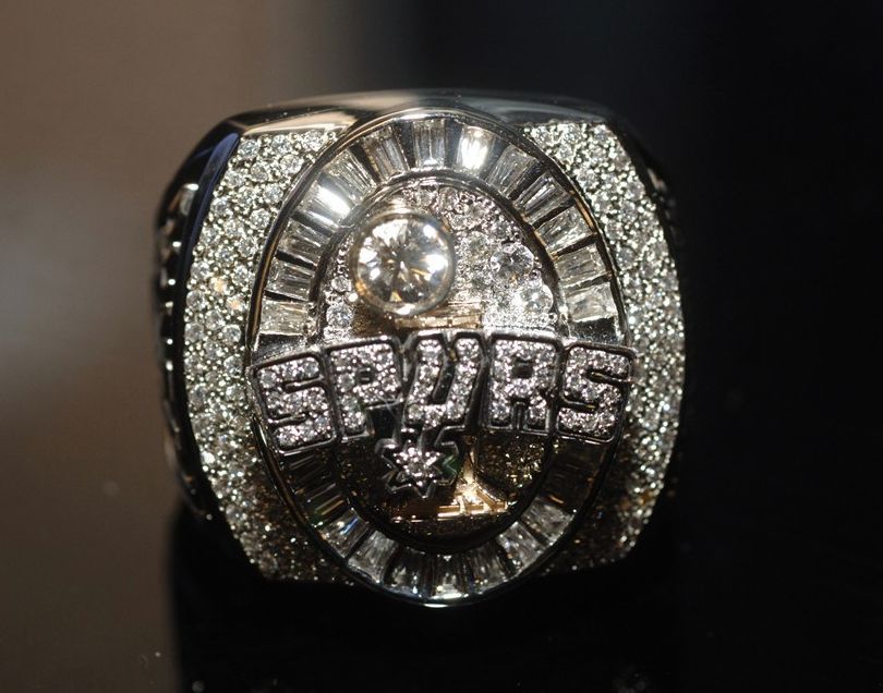 历届nba总冠军戒指一览("雄鹿顶个球!"——nba冠军戒指进化史)