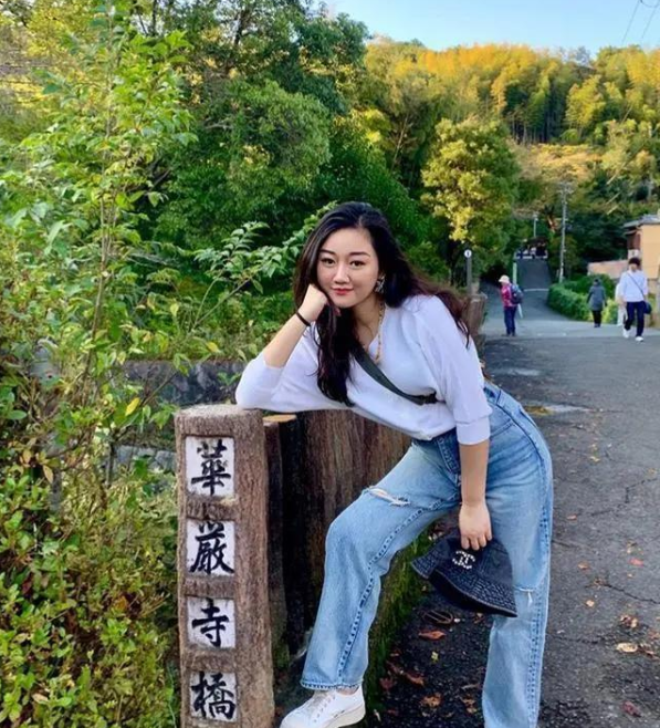 何超欣考上清华研究生，王文也晒恋爱高甜，映射出名媛们的小时代