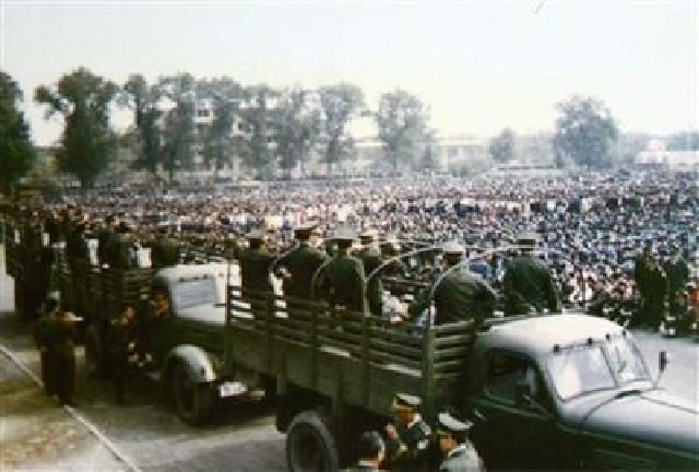 许昌黑老大梁胜利，作恶多端引起众怒，落网后近10万群众欢呼