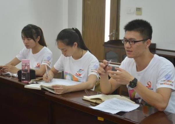 北大数学天才韦东奕又火了，每月生活费仅300，板书堪称视觉盛宴