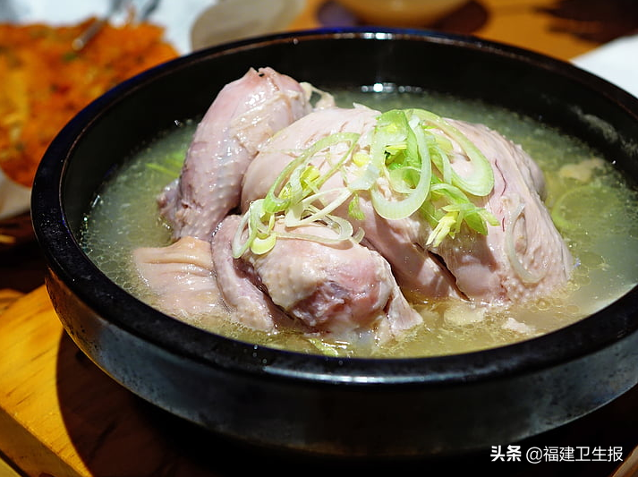 降尿酸的最佳食物(天天考前“营养餐”，福建17岁男生尿酸值爆表！降尿酸5大饮食指南快收藏)