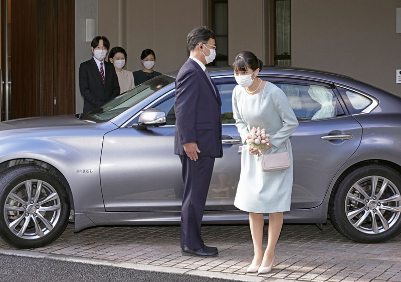 日本皇室真子公主今日大婚！新娘穿蓝裙亮相，捧着鲜花优雅万分