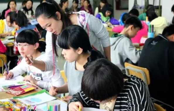 4类教师或将面临下岗，“铁饭碗”即将不保，家长们纷纷叫好