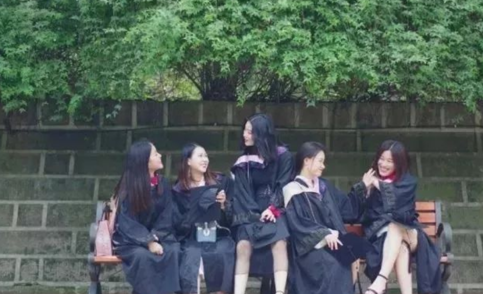 大学生毕业难度再升级，新规定2022即将落实，学生：幸亏毕业的早