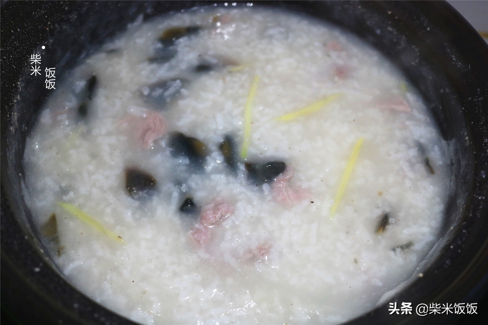 天冷了，早餐煮一锅皮蛋瘦肉粥，鲜香又暖胃，吃一碗浑身舒服