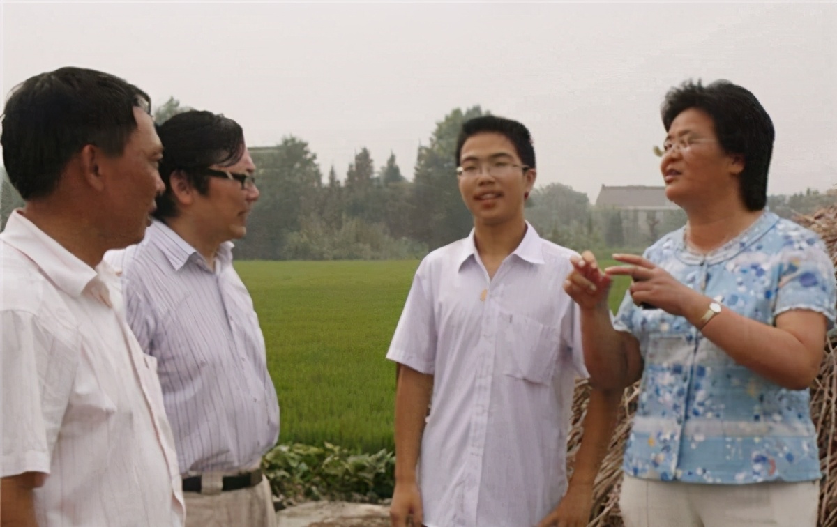 高考满分作文，30字老师不认识，阅卷组长做了近2000字注释