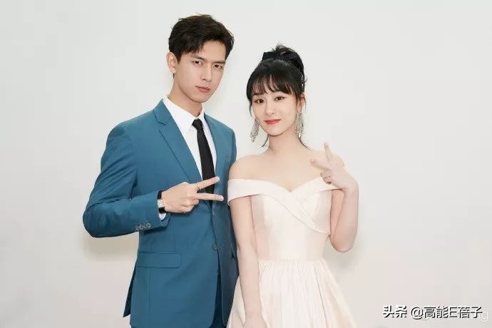 还是恭喜李现和周冬雨获得了"年度品牌价值明星"奖,周冬雨上台的时候