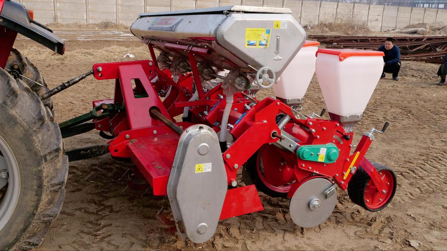 新款微型条带旋耕玉米播种机,适合多地使用,具有哪些作业优势?