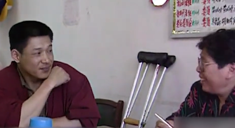 湖南妹子意外怀孕产子，残疾爸爸每月60元都不给，感人的纪录片