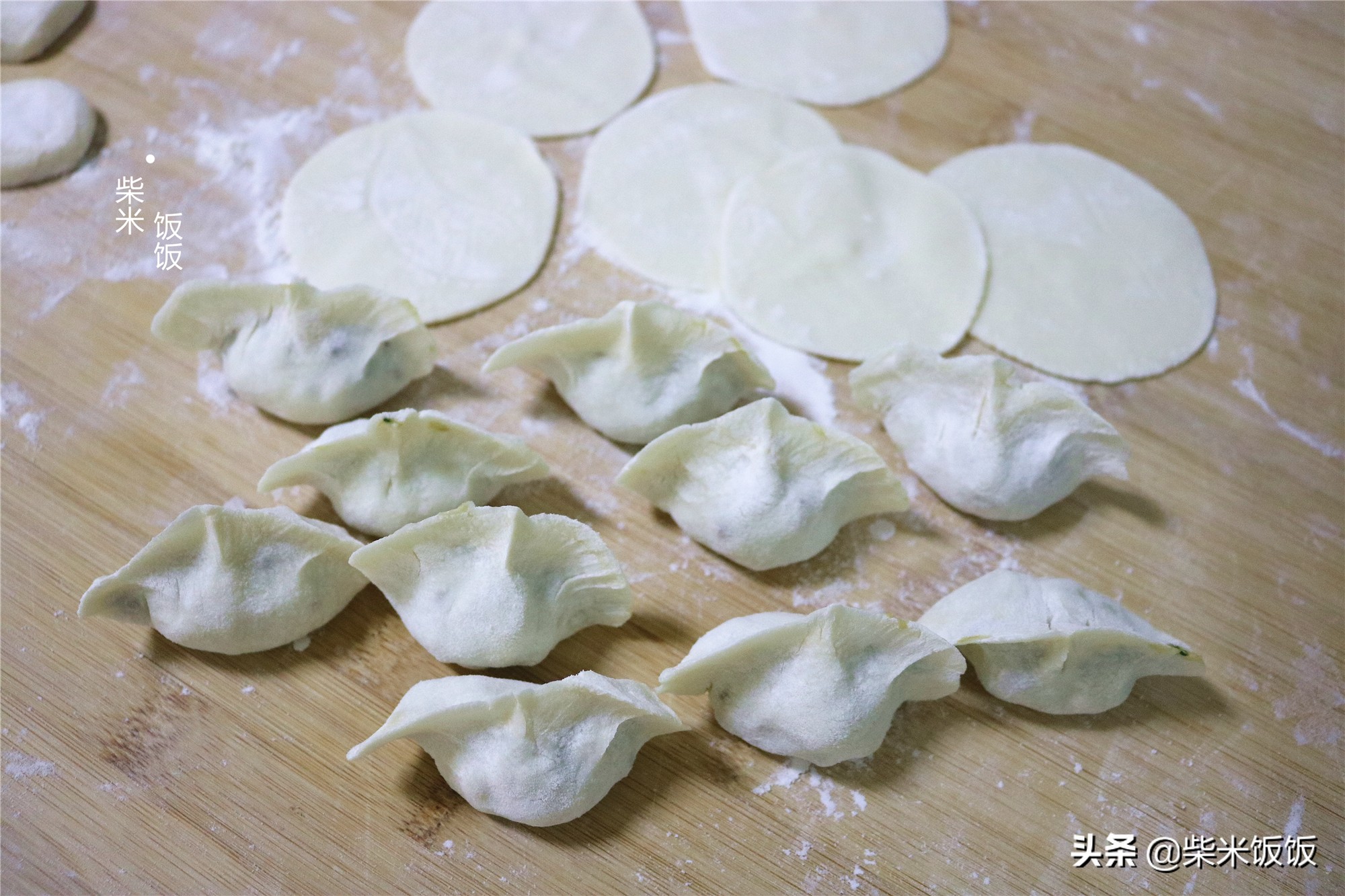 韭菜饺子，别总搭配鸡蛋了，教你这样调馅，个个爆汁更好吃