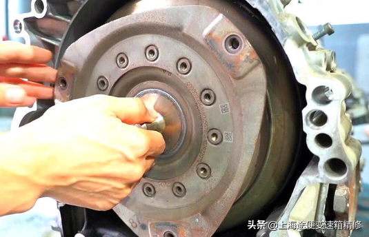 一百多W的辉腾变速箱损坏严重，技师“妙手回春”修好