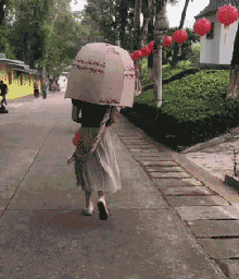 搞笑动图图片：这么多人看着呢，你还敢这样欺负我